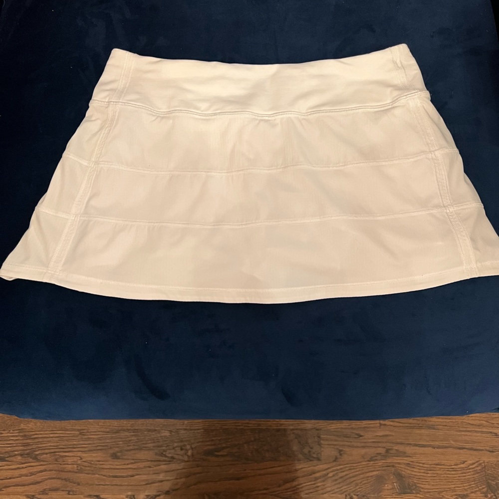 Lululemon women’s white tennis skort. Size 8.